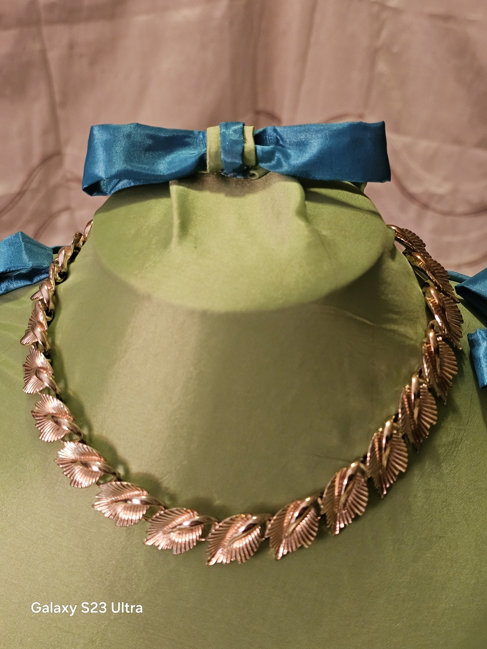 Gold Leaf-Style Necklace - Women's Fashion Jewelry